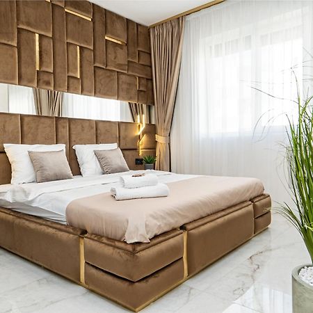 Fashion Stay-Valentino Apartment - By Openhouse Giroc Bagian luar foto