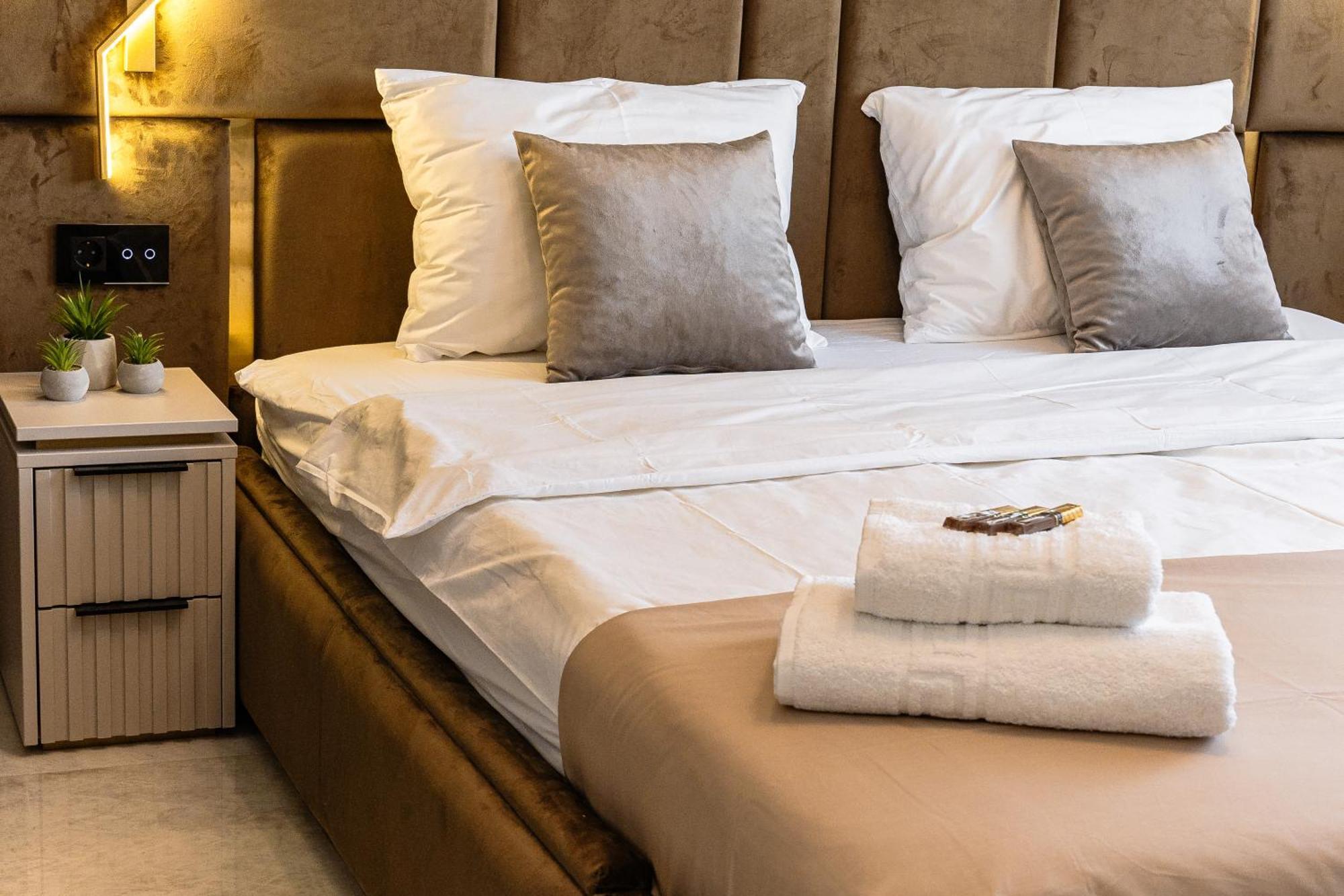 Fashion Stay-Valentino Apartment - By Openhouse Giroc Bagian luar foto